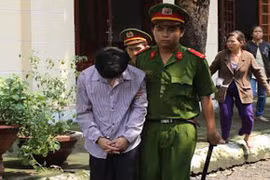 Gã trai hàng xóm “thừa nước đục thả câu” giao cấu với cháu bé 13 tuổi