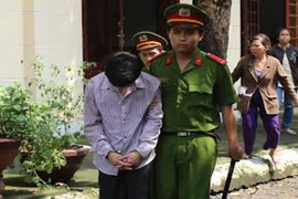 Gã trai hàng xóm “thừa nước đục thả câu” giao cấu với cháu bé 13 tuổi