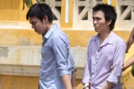 Trộm 18 hộp kẹo chocolate ở siêu thị, cả nhóm bị phạt tù