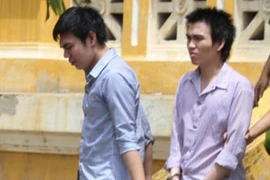 Trộm 18 hộp kẹo chocolate ở siêu thị, cả nhóm bị phạt tù