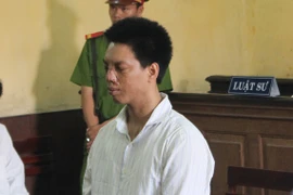 Gã chồng giết chết vợ hờ ra tòa với khuôn mặt đầy sẹo vì bị bỏng axit