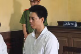 Gã chồng giết chết vợ hờ ra tòa với khuôn mặt đầy sẹo vì bị bỏng axit