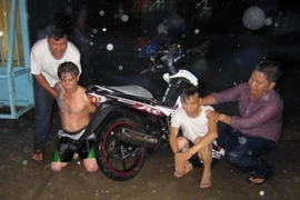 Giả cảnh sát hình sự cướp xe máy người đi đường