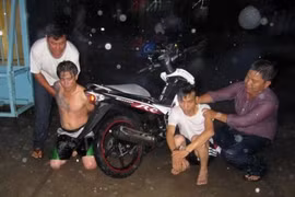 Giả cảnh sát hình sự cướp xe máy người đi đường