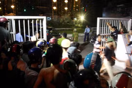 Cảnh sát 113 bắt hai đối tượng dùng hung khí khống chế một gia đình