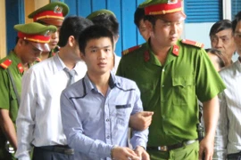 Dụ dỗ thiếu nữ về nhà chuốc rượu, ép “quan hệ” 