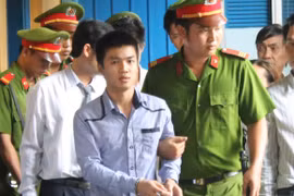 Dụ dỗ thiếu nữ về nhà chuốc rượu, ép “quan hệ” 