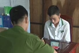 Mua còi hụ, súng nhựa, đóng giả cảnh sát để cướp tài sản