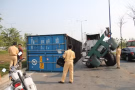 Ôm cua gấp, container lật nhào trên đại lộ