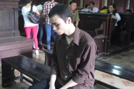 Bé gái vừa bị kẻ hàng xóm “hại đời”, lại bị cha ruột hãm hiếp