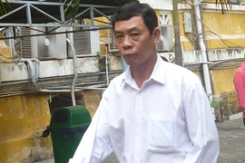 Dùng “ảnh nóng” tống tiền vợ người