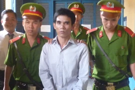 Vợ đòi ly hôn, chồng đâm trọng thương vợ khi vừa ra khỏi trụ sở tòa án