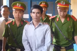 Vợ đòi ly hôn, chồng đâm trọng thương vợ khi vừa ra khỏi trụ sở tòa án