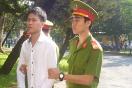 12 năm tù cho kẻ làm "chuyện ấy" với "người yêu" 13 tuổi