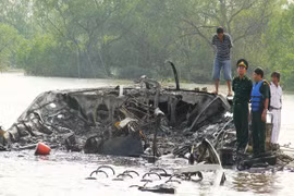 Tàu cánh ngầm bốc cháy dữ dội, 90 người thoát chết