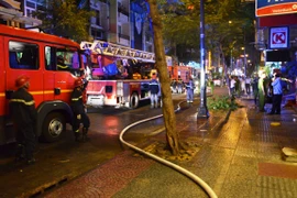 Cháy nhà 4 tầng tại trung tâm TP.HCM, du khách nước ngoài tháo chạy