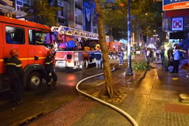 Cháy nhà 4 tầng tại trung tâm TP.HCM, du khách nước ngoài tháo chạy