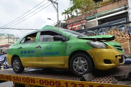 Đang lưu thông, xe taxi bất ngờ bốc cháy trên phố