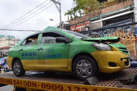 Đang lưu thông, xe taxi bất ngờ bốc cháy trên phố