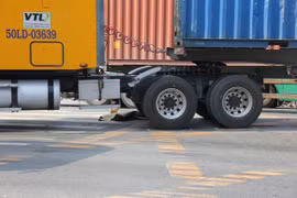 Container tông chết bé trai băng ngang quốc lộ