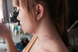 Nữ chủ tiệm tóc mưu trí, tay không chống trả tên cướp có dao