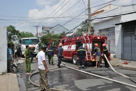 Hai căn nhà bị cháy rụi vì xe bồn cháy nổ