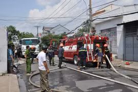 Hai căn nhà bị cháy rụi vì xe bồn cháy nổ