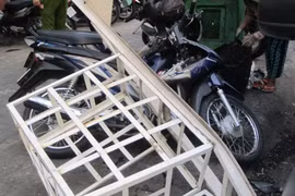 Ngồi đọc báo, bị khối sắt rơi trúng đầu phải nhập viện