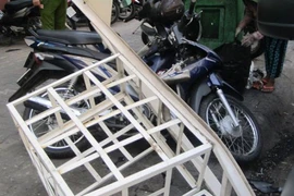 Ngồi đọc báo, bị khối sắt rơi trúng đầu phải nhập viện