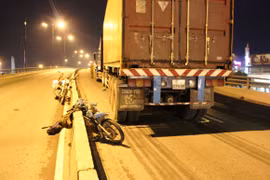 Chạy ngược chiều lên cầu vượt, người đàn ông tử nạn