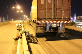 Chạy ngược chiều lên cầu vượt, người đàn ông tử nạn