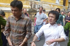 Chiêu độc bóp “của quý” người nước ngoài, để trộm ví tiền ngay trên phố