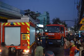 3 nhà trong hẻm cháy, cả khu dân cư náo loạn