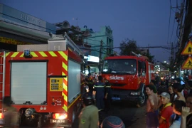 3 nhà trong hẻm cháy, cả khu dân cư náo loạn