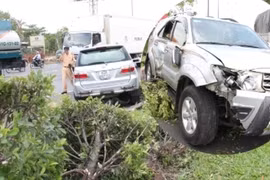 Ô tô lao dải phân cách tông 2 công nhân trọng thương