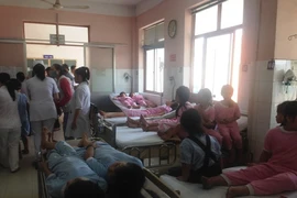 Hơn 50 học sinh tiểu học nhập viện sau bữa ăn trưa