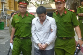 Vợ đi vắng, dượng dụ cháu gái về nhà “quan hệ” 