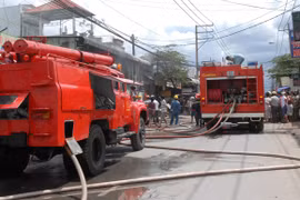 TP.HCM: Cháy lớn tại công ty may, hàng trăm công nhân tháo chạy