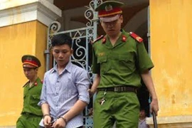 Gã công nhân dụ dỗ bé gái 12 tuổi “đi hoang” rồi xâm hại