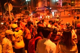 Đứng phát cơm từ thiện giữa phố, người đàn ông bị đâm chết