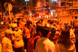 Đứng phát cơm từ thiện giữa phố, người đàn ông bị đâm chết