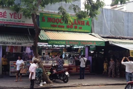 Cầm đá xanh đập tủ kính, cướp tiệm vàng