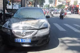 Ô tô công vụ biển xanh bốc cháy ngùn ngụt trên phố