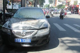 Ô tô công vụ biển xanh bốc cháy ngùn ngụt trên phố