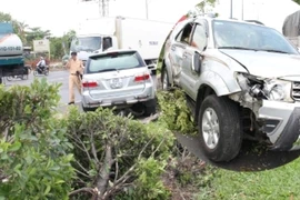 Ô tô lao dải phân cách tông 2 công nhân trọng thương
