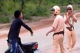 Không chấp hành luật giao thông còn tấn công CSGT