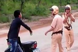 Không chấp hành luật giao thông còn tấn công CSGT