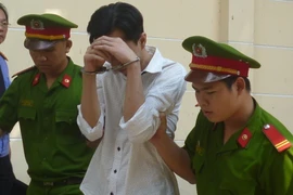 Kẻ “làm bậy” với bé gái giữa đường bị bảo vệ khu phố bắt quả tang