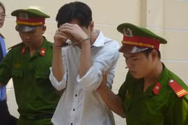 Kẻ “làm bậy” với bé gái giữa đường bị bảo vệ khu phố bắt quả tang