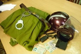 Bắt nhóm xưng cảnh sát hình sự, chặn người đi đường "xin" tiền